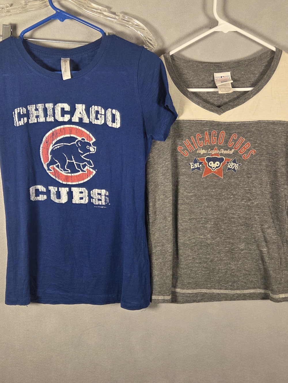 2 Women's Cubs t-shirts (T644)